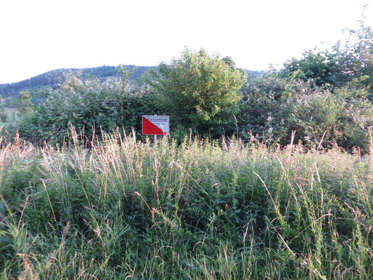 Die Warntafel auf dem Weg hinter dem Zeigerstand 