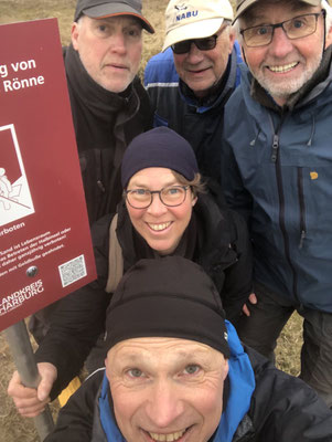 Schilder gegen anlandende Boote 