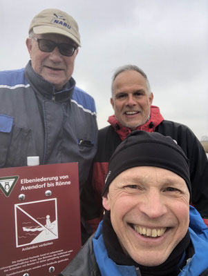 Wolfram Staudte, Dirk Schmarbeck und Jens Gutzmann beim Aufstellten der NSG-Schilder 