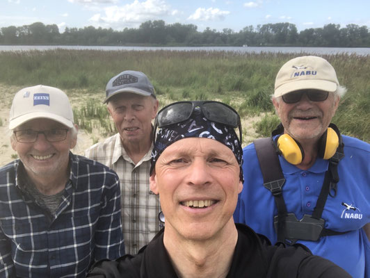 Hans-Hermann Wulff, Wolfgang Kiehn, Jens Gutzmann und Wolfram Staudte beim Mäheinsatz auf dem Hachedesand 