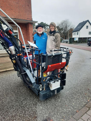 Friedhelm Ringe und Marina Hjelm im Hubsteiger zum Reinigen der Kotbretter 