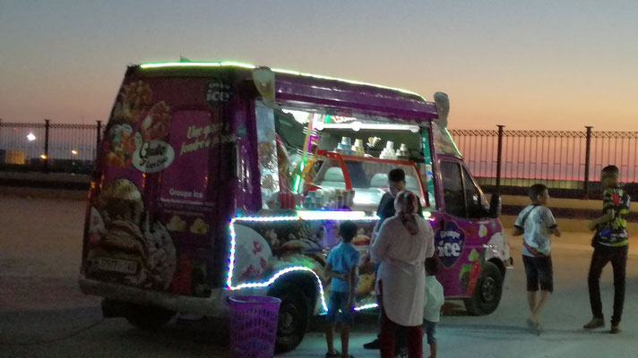 Marchand de glaces en food-truck moderne