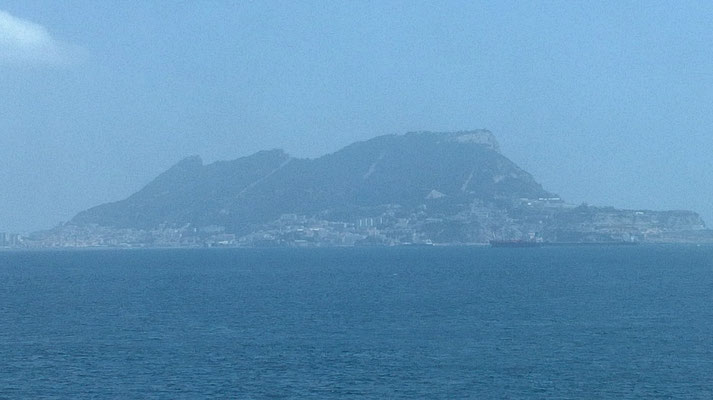 En face d'Algeciras, Gibraltar est dans la brume