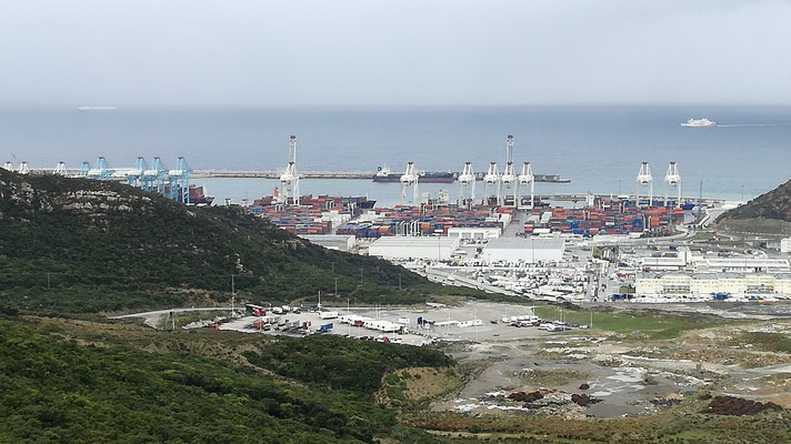 Dans la montagne vers Martil: vue d'une partie de l'immense port de Tanger-Med