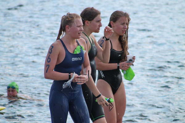 Die Erschöpfung ist den Schwimmerinnen nach dem Rennen anzusehen