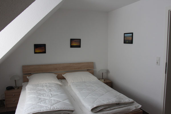 Schlafzimmer, Doppelbett (1,80 X 2,00m), OG