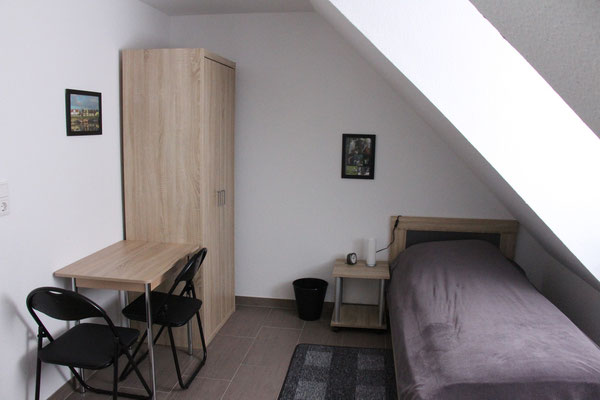 Kinderzimmer, Kleiderschrank, Schreibtisch, OG