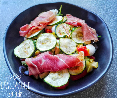 Italiaanse salade met parmaham en mozzarella