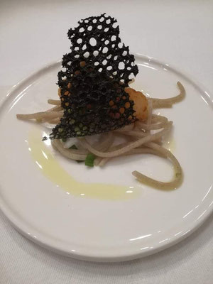 Amuse met gamba en noedels