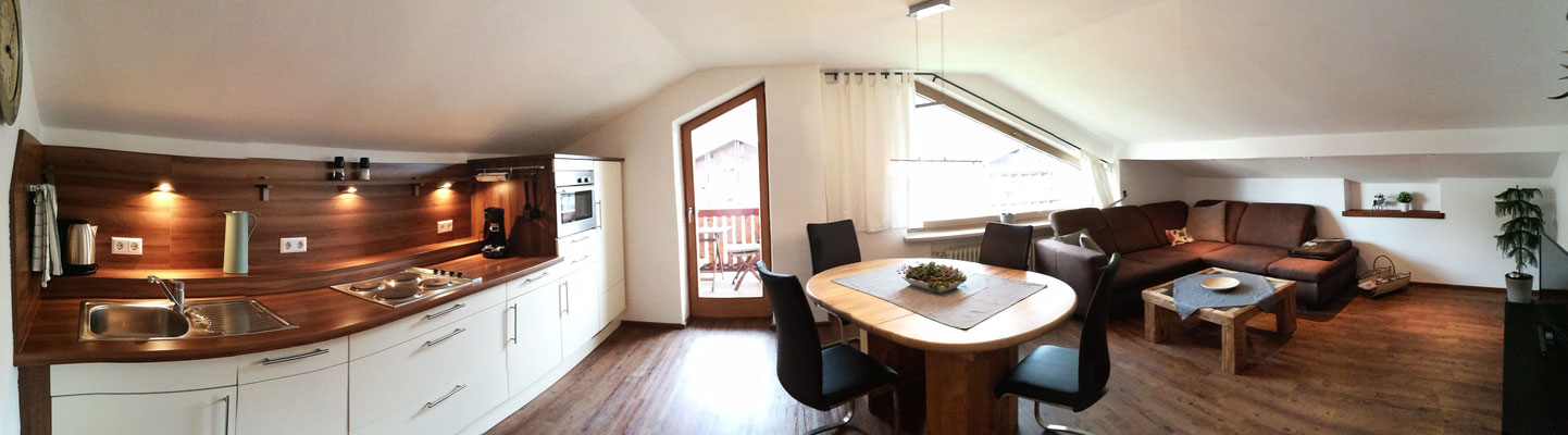 Großzügige und gemütliche Wohküche mit Balkon