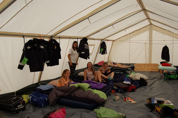 Die Zelte stehen und der Saustall im Mädchenzelt.