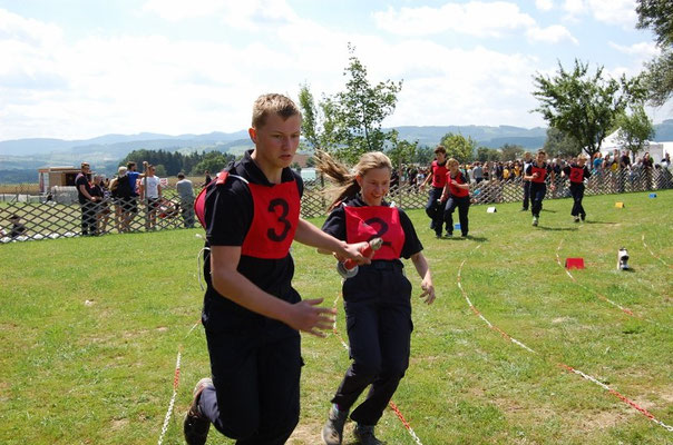 Staffellauf übergabe des Strahlrohres von Nicole an Florian Kröpfl