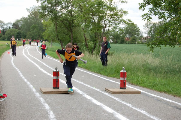 Michelle Güntner beim Feuerlöscher