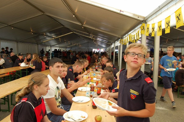 Mittagessen im Großen Zelt