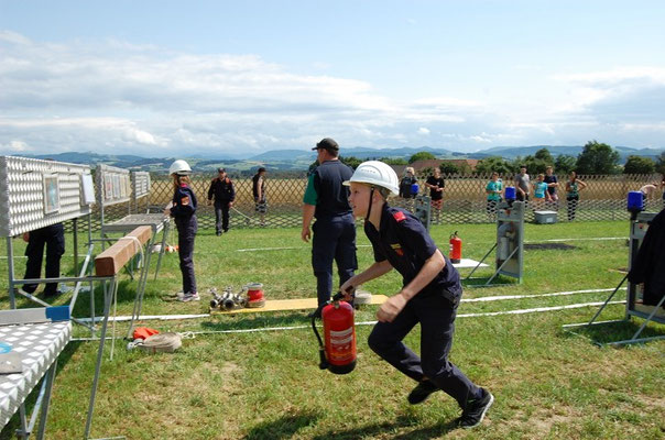 Mit dem Feuerwehrlöscher druch Ziel