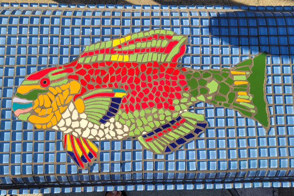 Sitzbänke tragen hier Mosaik