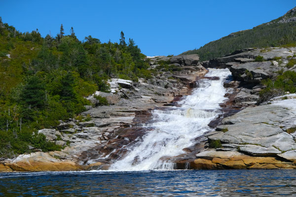 direkt vor dem Wasserfall