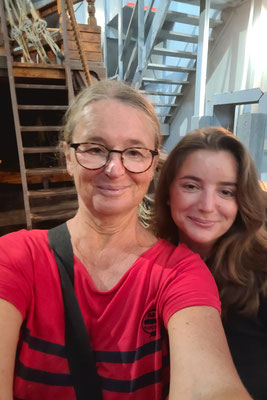 die Frau "Geschichte-Fessa" mit Mama im Museum