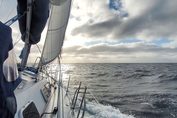 unter Fock und im Reff 1 gegenan