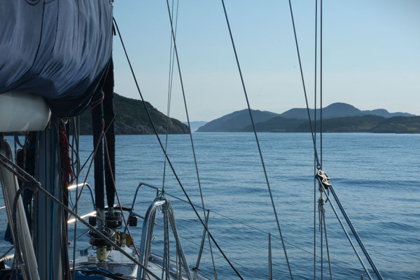 Die Einfahrt in den Fjord erscheint eng