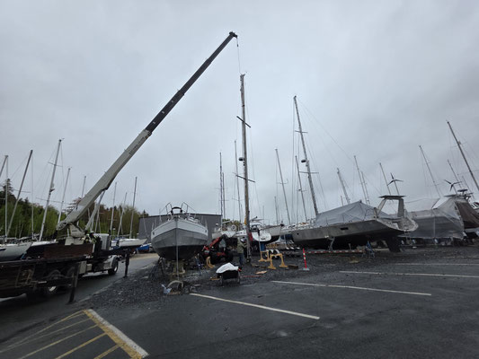 der Mast schwebt noch neben dem Boot