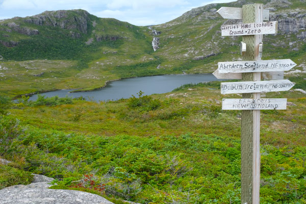 im Kessel oberhalb des Ortes, ein kleiner See mit Wasserfall