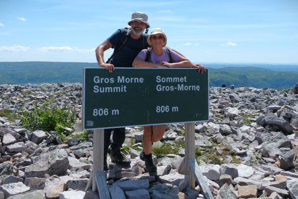 happy am höchsten Punkt des Gros Morne Mountain