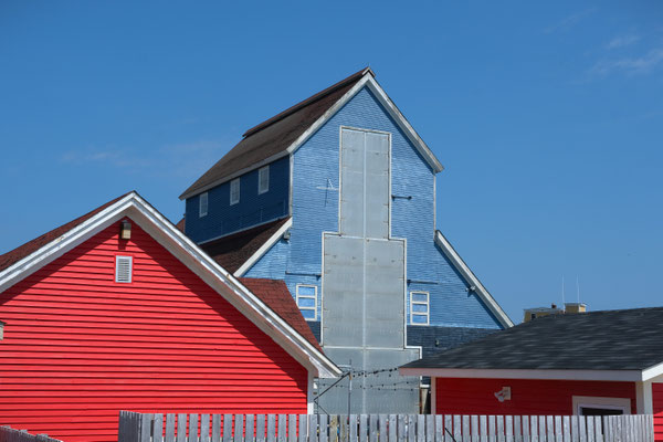 hinter diesen grauen Toren verbirgt sich die Matthew mit stehendem Mast!