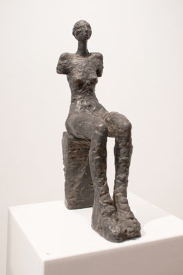 Kleine sitzende Gaia, 1986, Bronze, 27cm x 11cm x 47cm