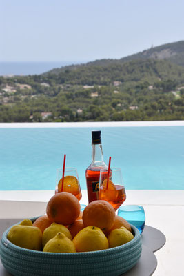 Aperol Spritz Luxus Villa Pool