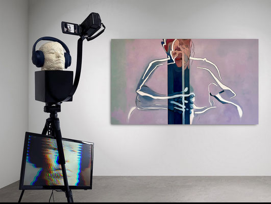 "absence 100 (Selfie)" mit Videoskulptur "absence (Selfie) transmission interrupted" Höhe 182 cm  2024 Ausstellungssimulation