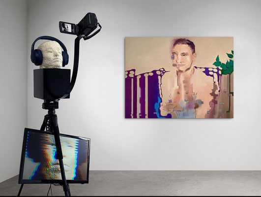 "absence 100 (Selfie)" mit Videoskulptur "absence (Selfie) transmission interrupted" Höhe 182 cm  2024 Ausstellungssimulation
