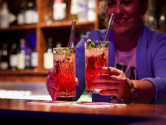 Exklusiver Drink im ROCKTHEATER Rostock – Kreative Cocktail-Kreation mit frischen Zutaten, perfekt inszeniert in stimmungsvoller Bar-Atmosphäre.