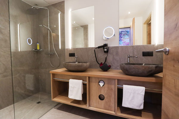 Modernes Hotelzimmer in Rostock – Professionelle Interior-Fotografie mit stilvollen Holzelementen und gemütlicher Lichtstimmung