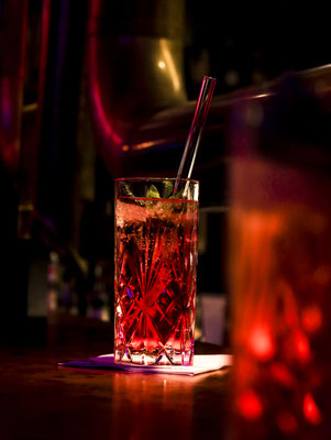 Signature-Cocktail in der ROCKTHEATER Bar – Stilvolle Drink-Fotografie mit leuchtenden Farben, edlem Glas und rockigem Ambiente