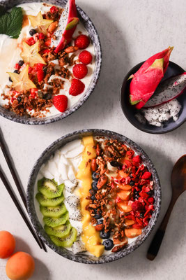 Hochwertige Food-Fotografie im TRIBEHOLZ Rostock – Nährstoffreiche Frühstücks-Bowl mit frischem Obst, Granola und cremigem Joghurt