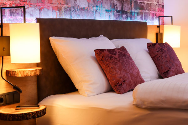 Luxuriöses Hotelzimmer mit Ostsee-Flair – Interior-Fotografie eines stilvollen Rostocker Hotels mit warmem Licht und modernen Details.