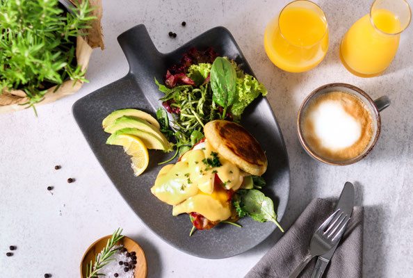 Feines Hotelfrühstück in Rostock – Perfekt angerichtetes Egg Béarnaise mit pochiertem Ei, knusprigem Brioche und cremiger Sauce