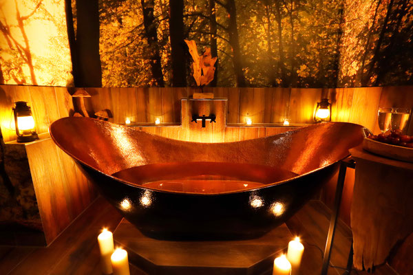 Exklusive Spa-Suite im Waldstil in einem Rostocker Hotel – Hochwertige Interior-Fotografie mit natürlichen Holzelementen und beruhigendem Ambiente