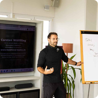 Experte für betriebliche Gesundheitsförderung leitet einen Workshop zur Mitarbeitergesundheit in Leipzig.