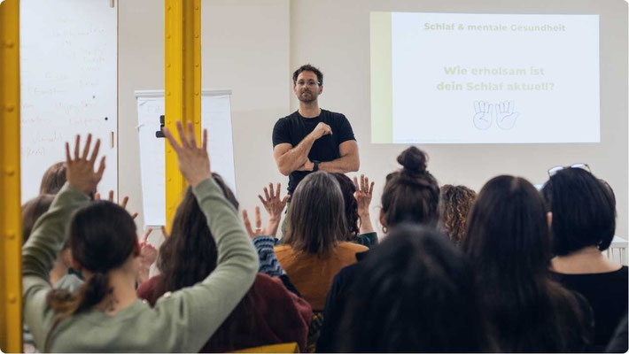 Carsten Wölffling als Speaker bei einem interaktiven Vortrag zur Mitarbeitergesundheit vor einem Unternehmen in Leipzig.