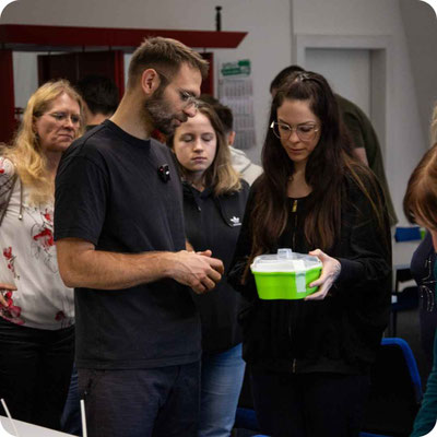 Praktische Lösungsansätze für gesundes Arbeiten: Workshop zur Verhaltensprävention und Stressbewältigung für Teams.
