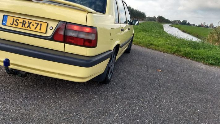 Volvo 850 T5R cream yellow