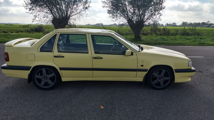 Volvo 850 T5R cream yellow