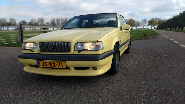 Volvo 850 T5R cream yellow