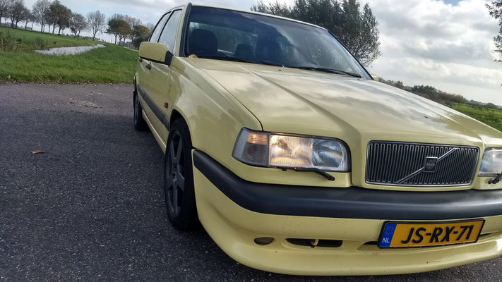 Volvo 850 T5R cream yellow