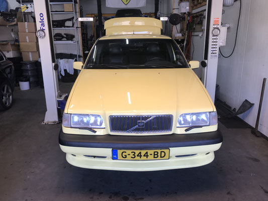 BTC Volvo 854 T-5R Cream Yellow automaat