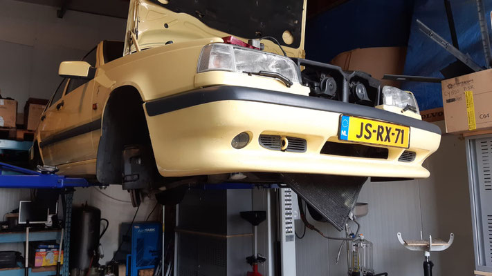 Volvo 850 T5R cream yellow