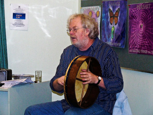 Author and storyteller Harald Juengst, telling some Australian kids humorous Donegal stories from his double CD Audiobook "My Green Heartbeat"