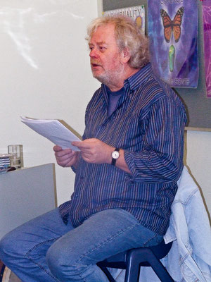 Author and storyteller Harald Juengst, telling some Australian kids humorous Donegal stories from his double CD Audiobook "My Green Heartbeat"